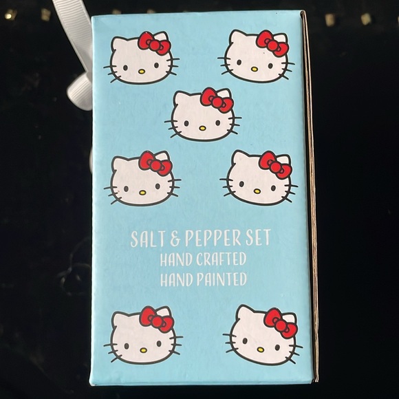 Hello Kitty Salt and Pepper Shakers - Picture 4 of 4
